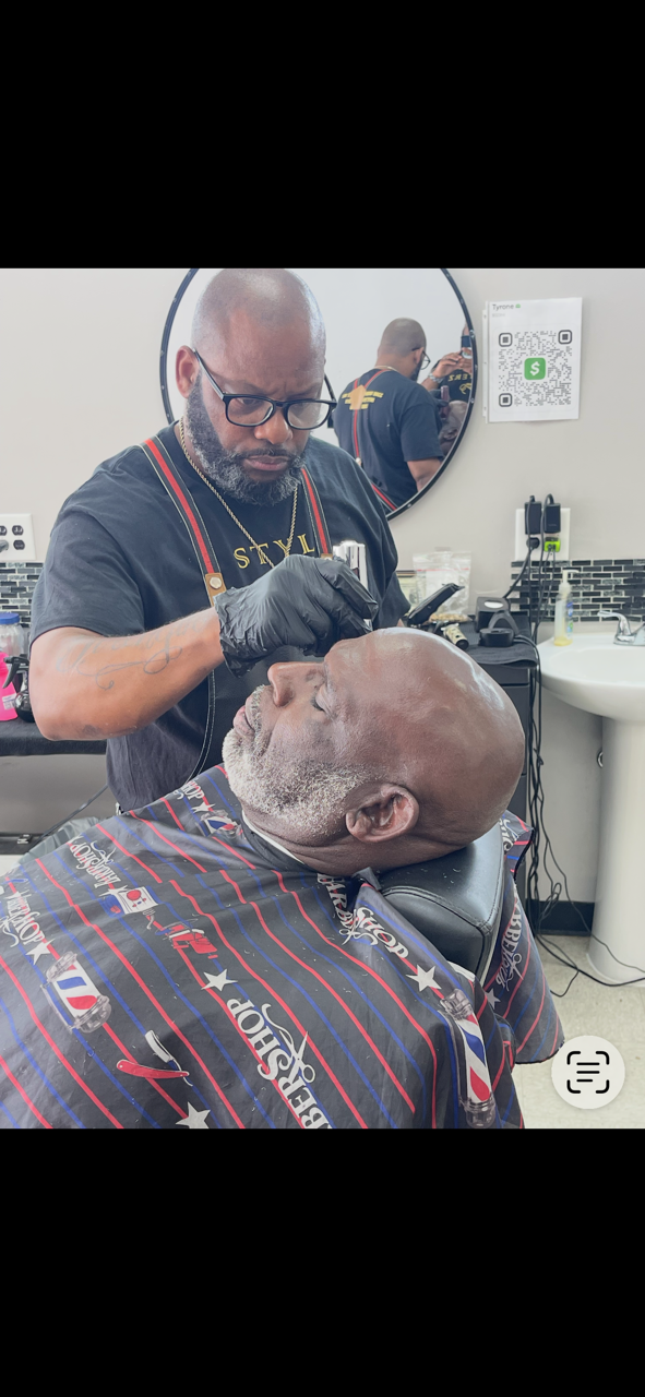 Master barber lining up a beard with precision at Style Masterz